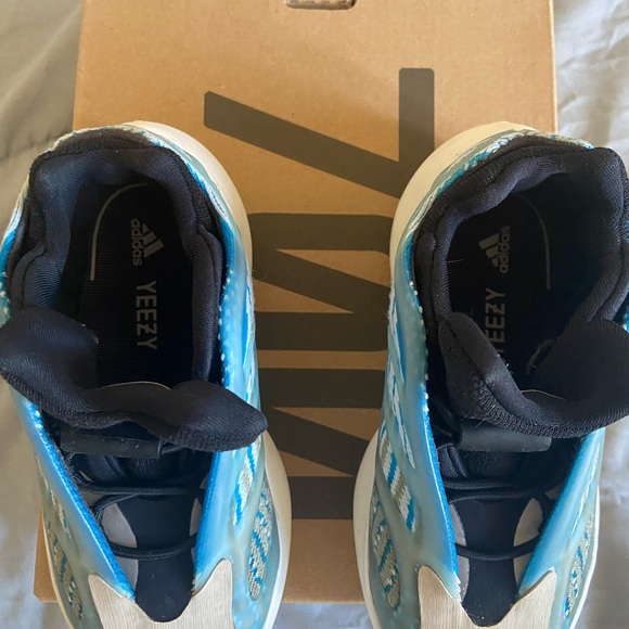 YEEZY 700 V3 INFANT 8K - Picture 2 of 2